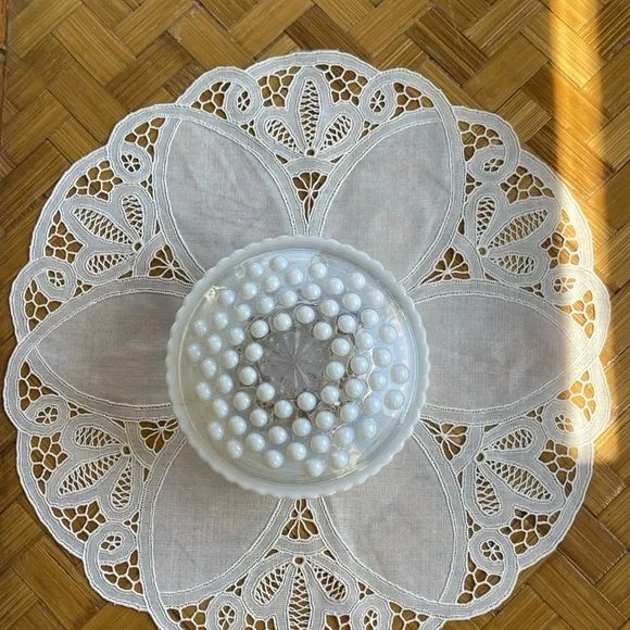 Vintage Hobnail dresser box milky glass - Picture 2 of 9